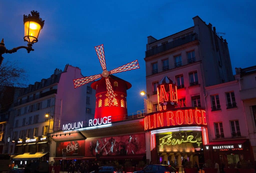 Facade Moulin Rouge (1 lamp) ©Moulin Rouge-D.Duguet